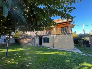 Casa Indipendente in Vendita a Lucca, 420'000&euro;, 160 m², con Box