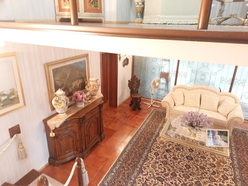 Villa in Vendita a Vinci, zona Sovigliana, 650'000&euro;, 420 m²