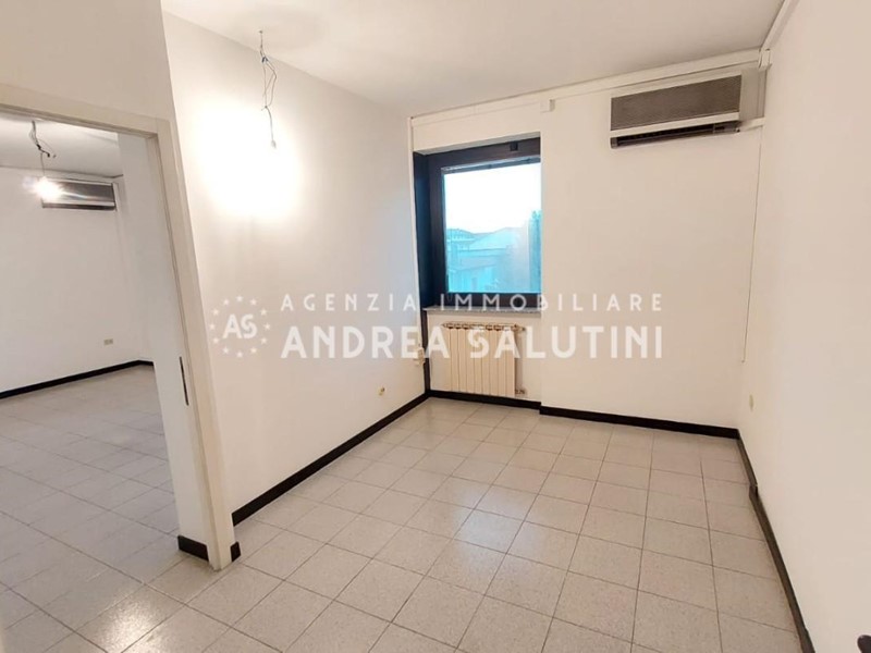 Ufficio in Vendita a San Miniato, zona San Donato, 170'000&euro;, 125 m²