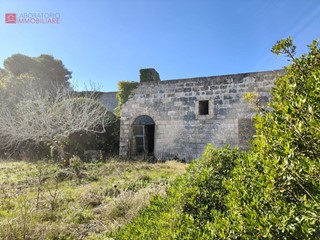 Casale in Vendita a Miggiano, 470'000€, 283 m²