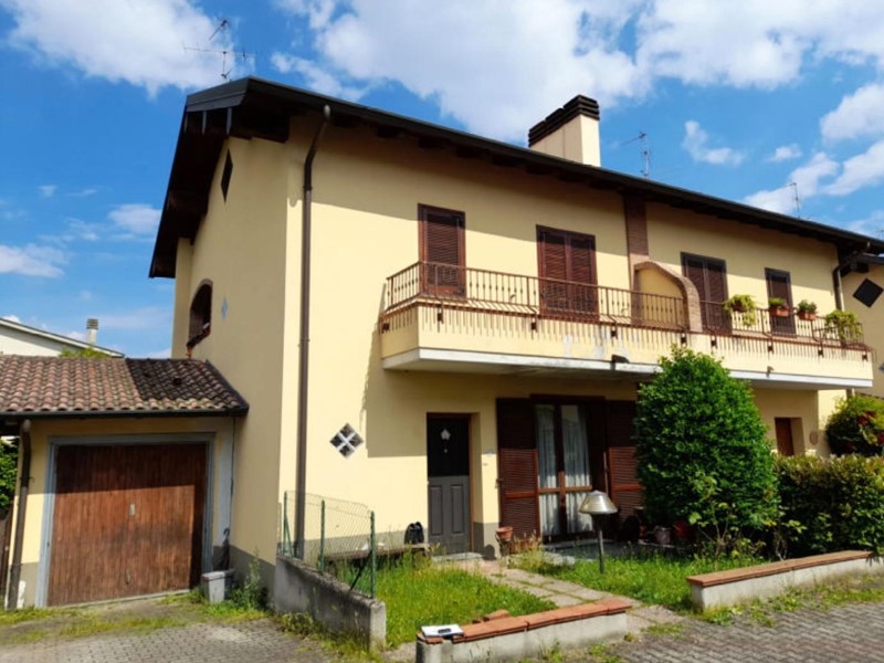 Appartamento in Vendita a Castano Primo, 123'000&euro;, 135 m², con Box