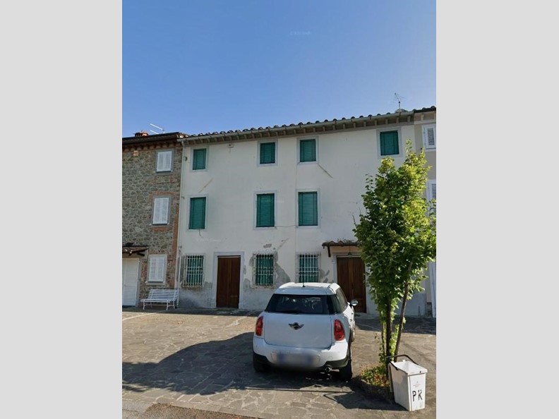 Appartamento in Vendita a Capannori, zona Segromigno In Monte, 111'000€, 327 m²