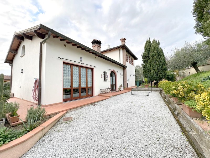 Villa in Vendita a Buggiano, zona Borgo a Buggiano, 460'000€, 230 m², con Box