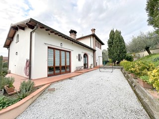 Villa in Vendita a Buggiano, zona Borgo a Buggiano, 460'000€, 230 m², con Box