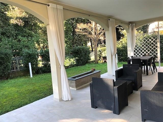 Villa in Vendita a Massa, zona Ronchi, 920'000&euro;, 250 m², arredato, con Box