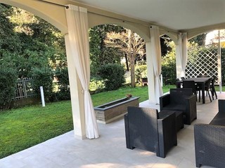 Villa in Vendita a Massa, zona Ronchi, 920'000&euro;, 250 m², arredato, con Box