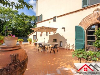 Casale in Vendita a Cascina, 600'000&euro;, 300 m², con Box