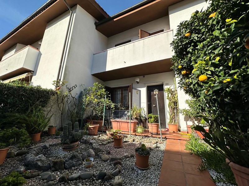 Villetta a schiera in Vendita a Santo Stefano di Magra, zona Ponzano Magra, 250'000&euro;, 120 m²