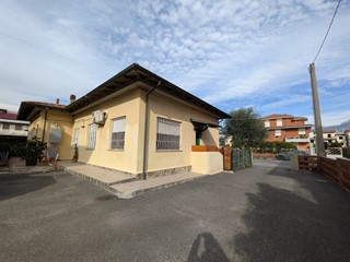Casa Semi Indipendente in Vendita a Carrara, zona Marina di Carrara, 149'000&euro;, 60 m²
