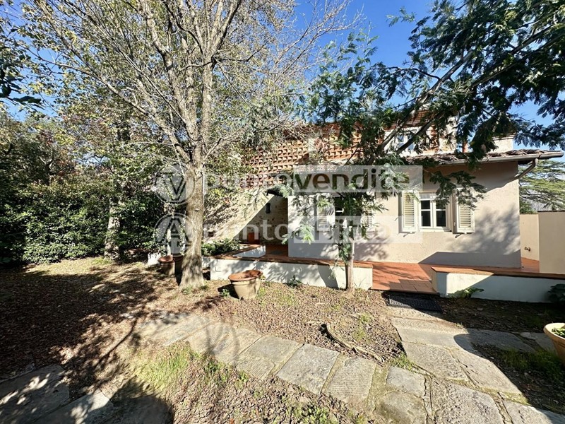 Villa in Affitto a Lucca, zona Monte San Quirico, 2'100&euro;, 195 m², arredato