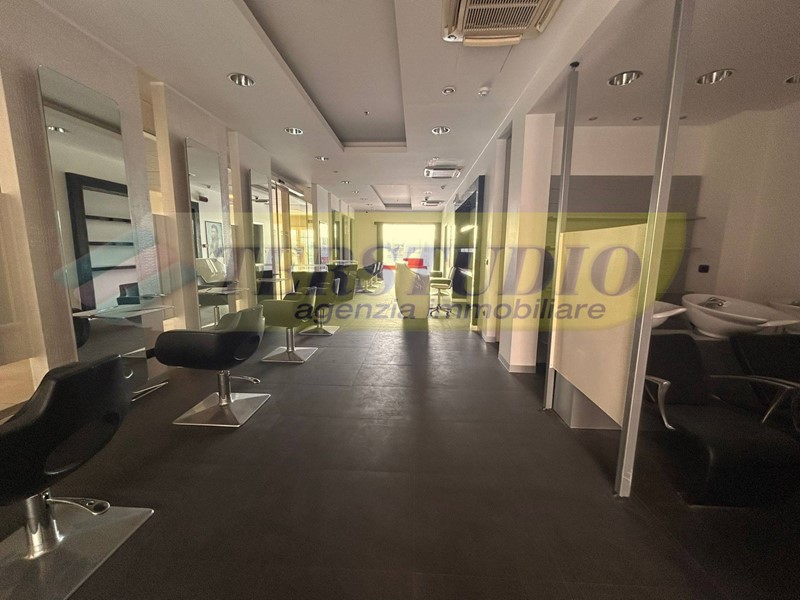 Negozio in Vendita a Capriate San Gervasio, 130'000€, 135 m²