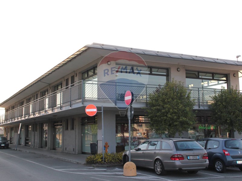 Immobile commerciale in Affitto a Trezzano Rosa, 750€, 70 m²