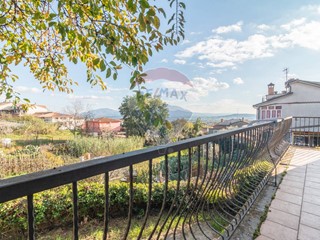 Villa in Vendita a Montefiascone, 109'000&euro;, 236 m²