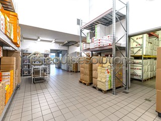Immobile commerciale in Affitto a Albino, 30'000€, 300 m²