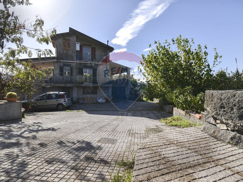 Villa in Vendita a Catania, 249'000&euro;, 207 m²