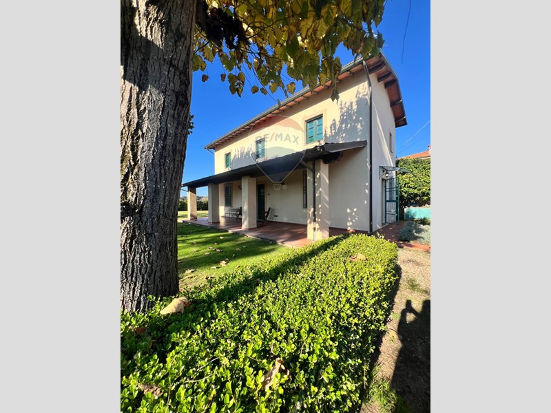 Villa in Vendita a Viareggio, 687'000&euro;, 166 m²