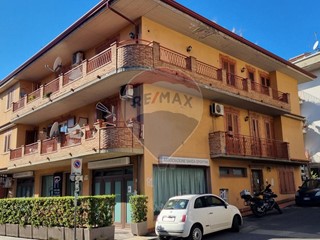 Trilocale in Affitto a Aci Castello, 600€, 90 m²