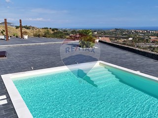 Villa in Vendita a Piedimonte Etneo, 790'000&euro;, 260 m²