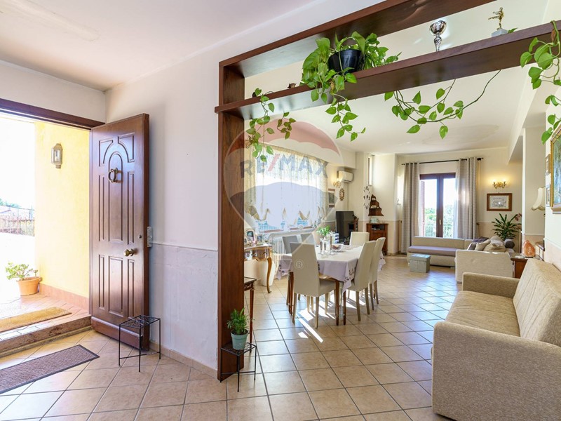 Villa in Vendita a Tremestieri Etneo, 320'000€, 770 m²