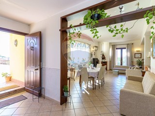 Villa in Vendita a Tremestieri Etneo, 320'000€, 770 m²