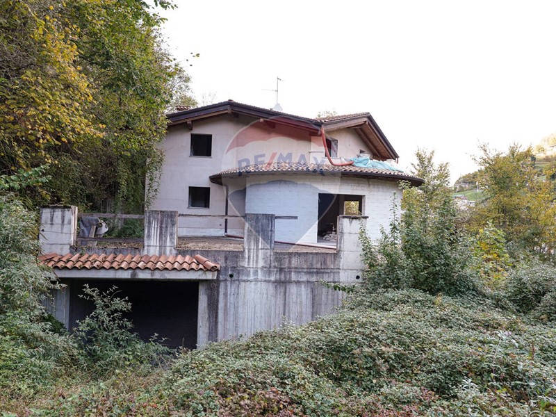 Rustico in Vendita a San Pellegrino Terme, 550'000€, 450 m²