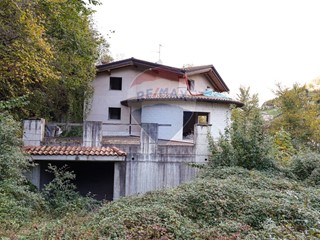 Rustico in Vendita a San Pellegrino Terme, 550'000€, 450 m²