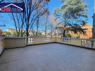 Appartamento in Affitto a Verona, 2'500€, 140 m²