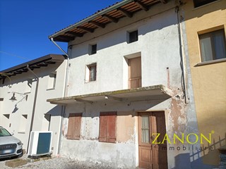 Casa Semi Indipendente in Vendita a Savogna d'Isonzo, 65'000€, 140 m²