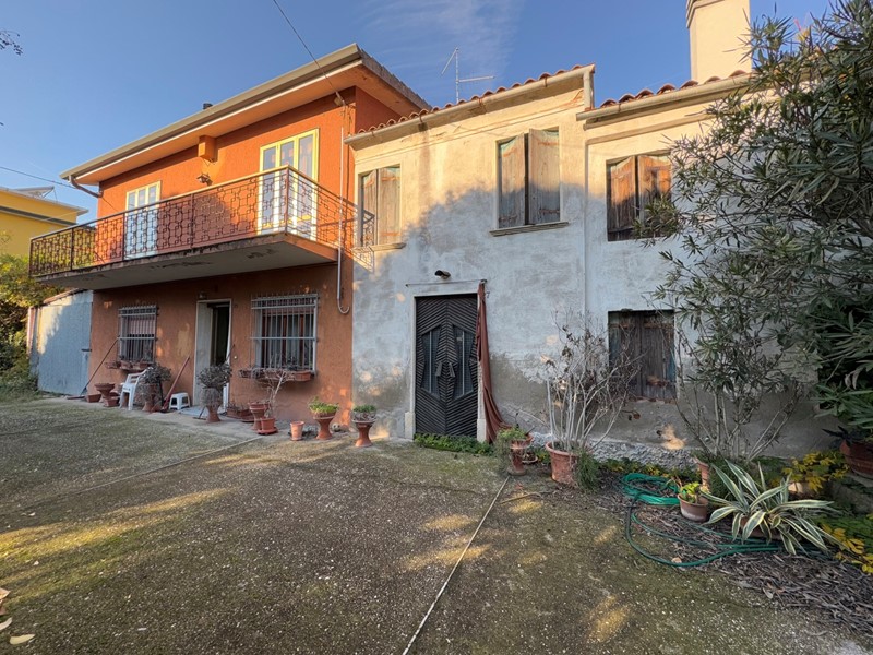 Casa Indipendente in Vendita a Noventa Vicentina, 210'000&euro;, 400 m²