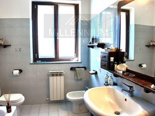 Villa in Vendita a Dormelletto, 690'000&euro;, 440 m², con Box