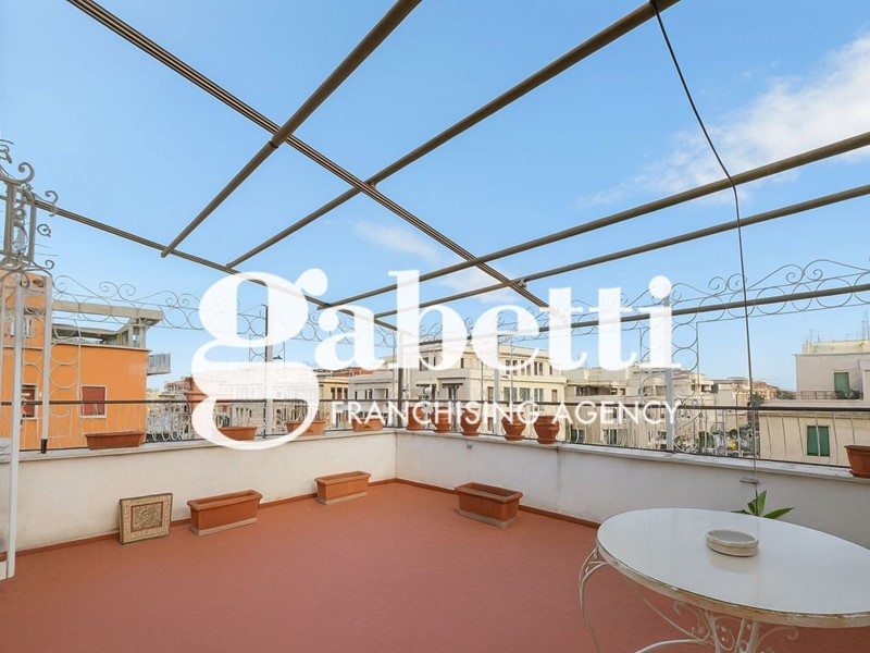 Attico in Vendita a Roma, 325'000€, 115 m²
