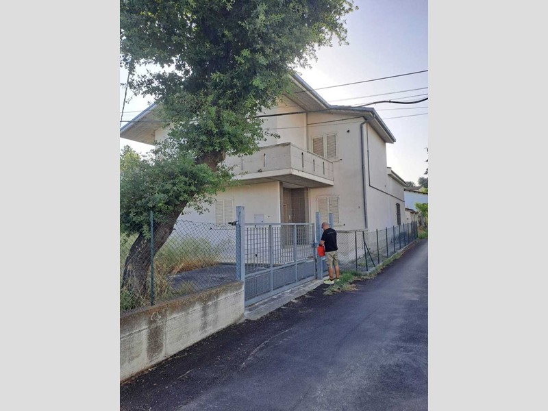 Casa Indipendente in Vendita a Alanno, zona Alanno Scalo, 100'000&euro;, 200 m²