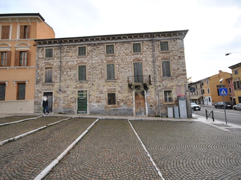 Casa Semi Indipendente in Vendita a Verona, 3400 m²