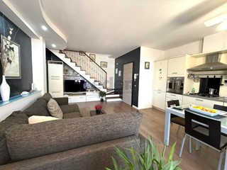 Trilocale in Vendita a Modena, 215'000€, 85 m², con Box