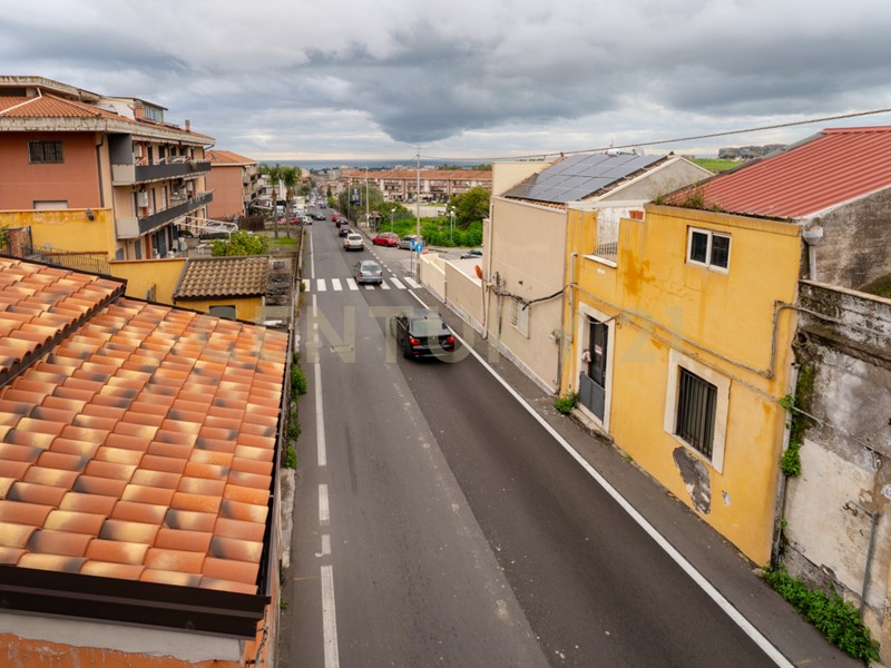 Quadrilocale in Vendita a Catania, 99'000€, 110 m², con Box