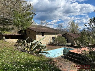 Casale in Vendita a Fivizzano, 253'844€, 542 m²