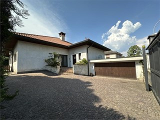 Villa in Vendita a Parabiago, 455'000&euro;, 235 m²