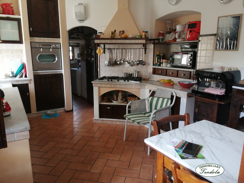 Casale in Vendita a Sarzana, 400'000&euro;, 211 m²