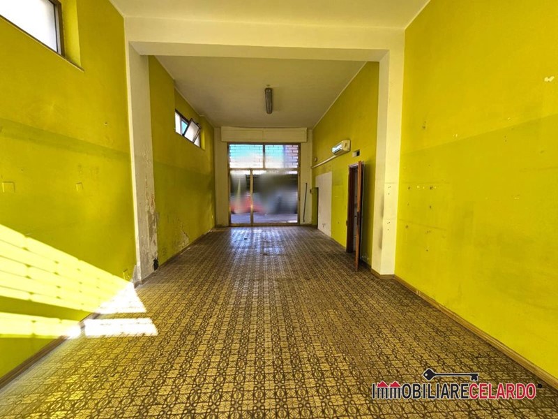Negozio in Affitto a Poggibonsi, 800€, 50 m²