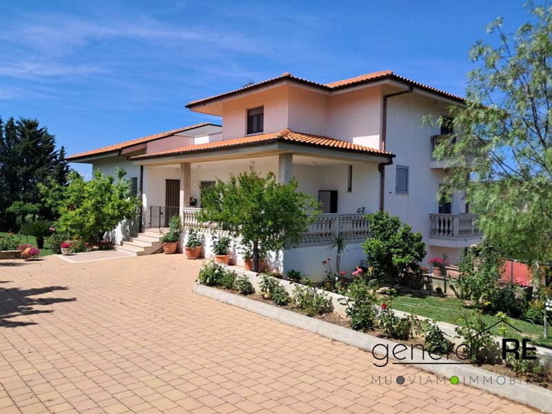 Villa in Vendita a Castilenti, 480'000&euro;, 810 m²