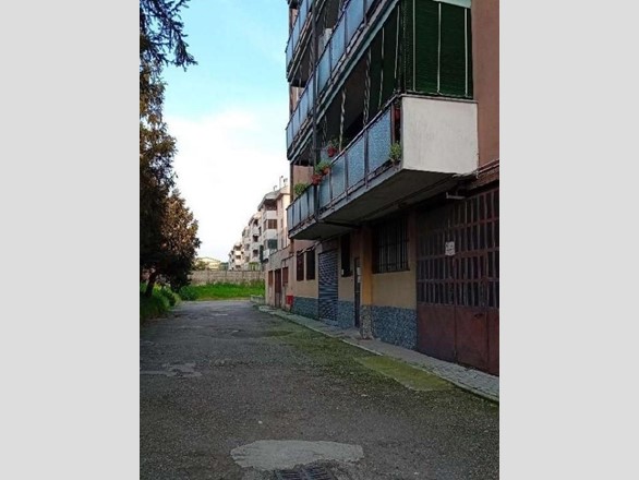 Magazzino in Vendita a Peschiera Borromeo, 69'300&euro;, 227 m²