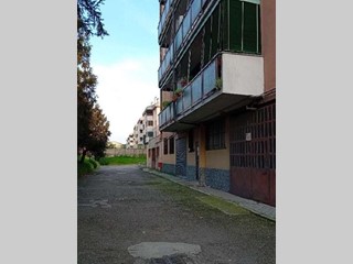 Magazzino in Vendita a Peschiera Borromeo, 69'300&euro;, 227 m²