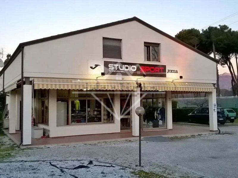 Casa Indipendente in Vendita a Massa, 430'000&euro;, 370 m²