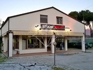 Casa Indipendente in Vendita a Massa, 430'000&euro;, 370 m²