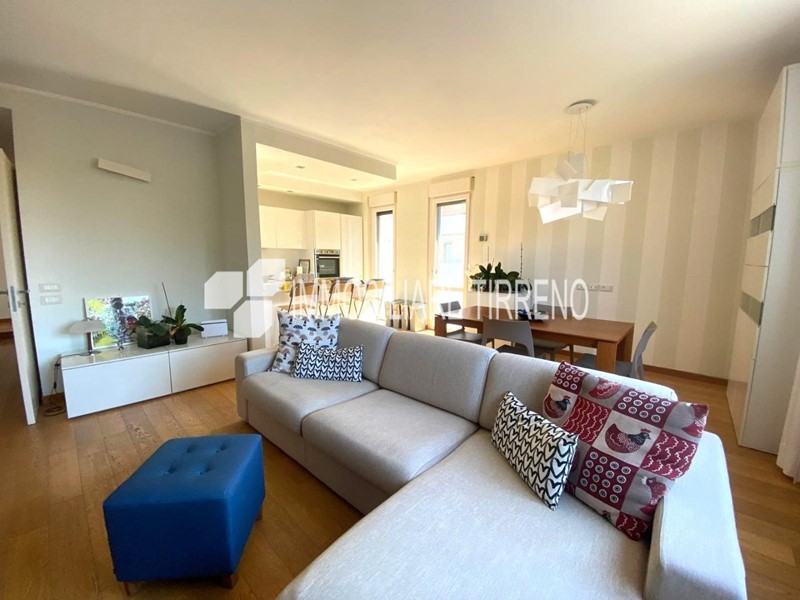 Quadrilocale in Vendita a Massa, zona Ronchi, 415'000&euro;, 107 m², arredato