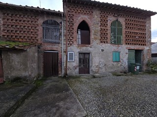 Casale in Vendita a Capannori, zona Pieve San Paolo, 119'000&euro;, 350 m²