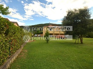 Villa in Vendita a Capannori, zona Massa Macinaia, 570'000&euro;, 230 m², arredato