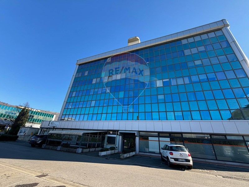 Ufficio in Affitto a Prato, 700€, 56 m²