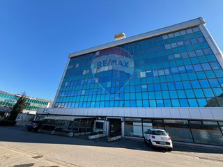 Ufficio in Affitto a Prato, 700€, 56 m²