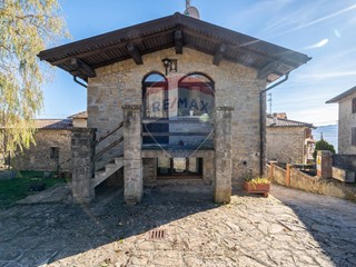 Casa Semi Indipendente in Vendita a Tizzano Val Parma, 149'000&euro;, 140 m²